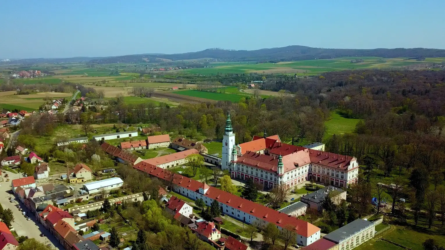 Klasztor Księgi Henrykowskiej z lotu ptaka