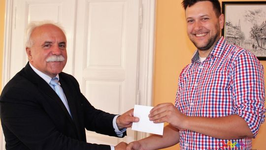 100 LAT NIEPODLEGŁOŚCI. JEST LOGO I STRONA NA FB