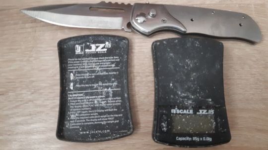 15-LATEK POSIADAŁ NARKOTYKI  I NÓŻ