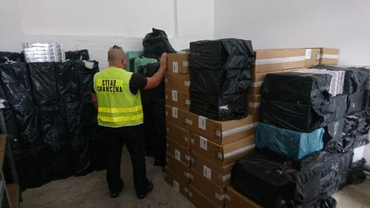 3.000.000 PAPIEROSÓW W PRZEMYTNICZYM BUSIE
