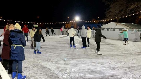 4.564 OSOBY SKORZYSTAŁY JUŻ Z LODOWISKA PLENEROWEGO W BIELAWIE