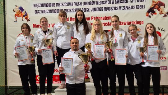 5 medali zawodniczek JUNIORA Dzierżoniów