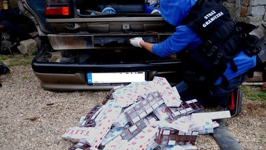 5 TYS. PACZEK PAPIEROSÓW W SAMOCHODZIE