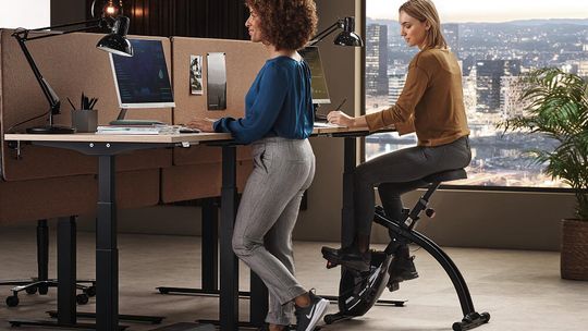 Aktywne krzesła: czy swój fenomen zawdzięczają funkcjonalności?