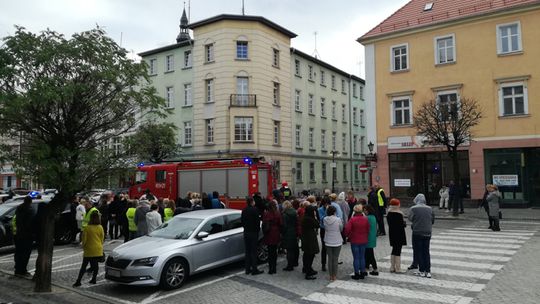 ALARM BOMBOWY W STAROSTWIE POWIATOWYM W DZIERŻONIOWIE (AKTUALIZACJA WIDEO)