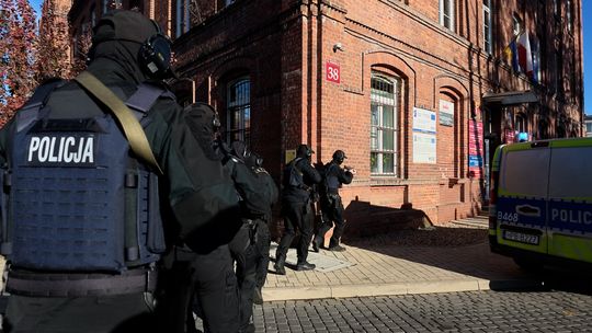 Atak na urząd, ewakuacja i wymiana ognia. Służby ćwiczyły w Starostwie Powiatowym w Dzierżoniowie
