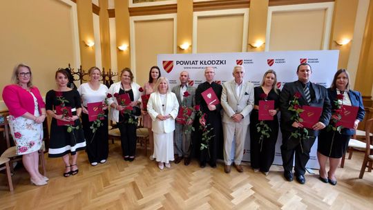 Awanse zawodowe nauczycieli na XI sesji Rady Powiatu Kłodzkiego