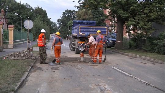 AWARIA SIECI WODOCIĄGOWEJ ZABLOKOWAŁA DROGĘ WOJEWÓDZKĄ