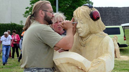 BAJKOWE RZEŹBY W DOBROCINIE