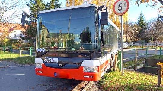 Bielawa, autobus zablokowany na moście Bielawa, autobus zablokowany na moście