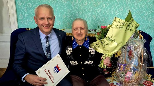 Bielawa: Burmistrz z wizytą na urodzinach u bielawskiej 101-latk