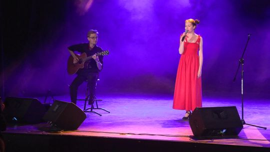 Bielawa oklaskuje debiut Weroniki Krystek – recital z gitarą Janka Pentza