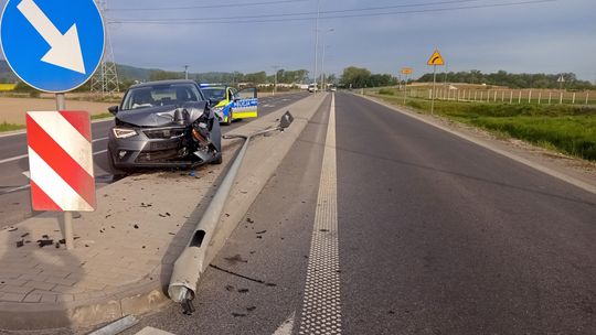 Bielawa. Seatem ściął latarnię na obwodnicy Dzierżoniowa