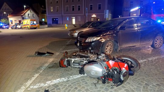 Bielawa. Zderzenie motocykla z zaparkowaną Toyotą