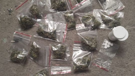 Bielawscy kryminalni zatrzymali dwie osoby z narkotykami na terenie Dzierżoniowa