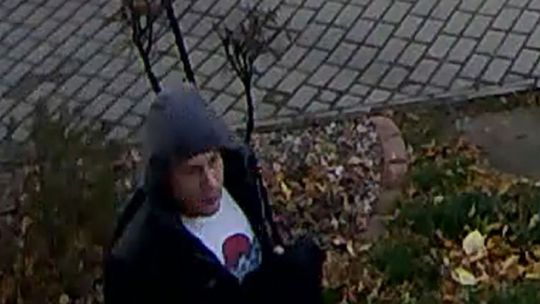 BIELAWSKA POLICJA POSZUKUJE SPRAWCĘ NAPADU NA STARSZĄ KOBIETĘ