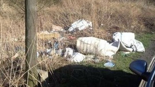 BIELAWSKI DZIELNICOWY USTALIŁ OSOBĘ ZAŚMIECAJĄCĄ TEREN LASÓW PAŃSTWOWYCH