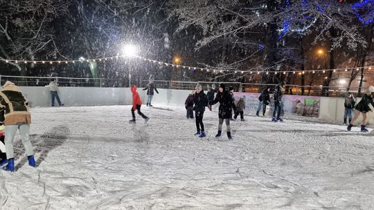 BIELAWSKI SYLWESTER NA LODOWISKU