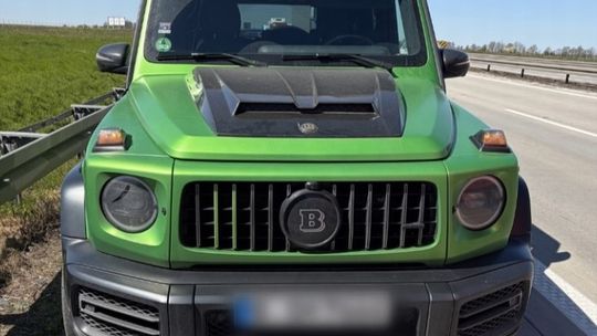Bieżące informacje Dolnośląscy policjanci odzyskali po pościgu autostradą skradzionego mercedesa o wartości ponad 1 mln zł
