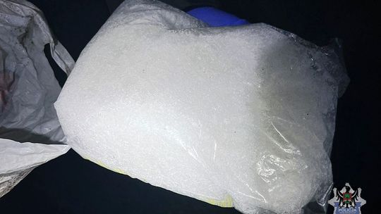 Blisko półtora kilograma metamfetaminy nie trafi na czarny rynek. 3 osoby zatrzymane