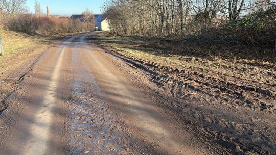 Błoto na jezdni to zagrożenie – apel do rolników o porządek na drogach