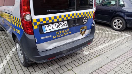 BMW uderzyła w samochód Straży Miejskiej w Dzierżoniowie