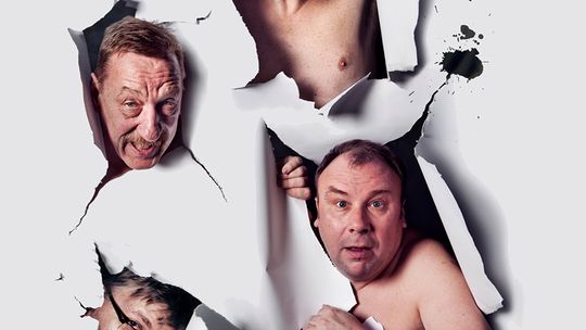 BOHATEROWIE SŁAWNEJ SERIALOWEJ ŁAWECZKI NA DESKACH BIELAWSKIEGO TEATRU