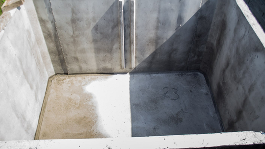 Brak kanalizacji? Postaw na sprawdzone rozwiązanie – szambo betonowe