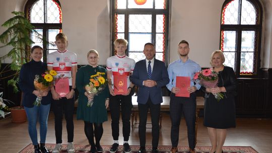 Burmistrz Nowej Rudy wręczył stypendia dla wyróżniających się