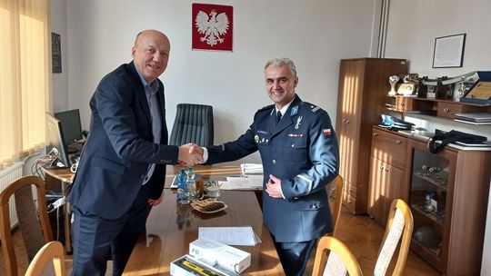 Burmistrz Ziębic przekazał policji nowy alkomat