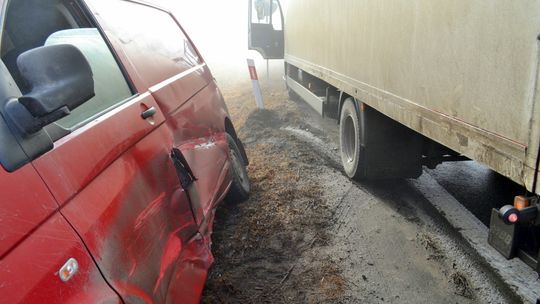 CIĘŻARÓWKA WJEŻDŻA W BUSA NA "ÓSEMCE"