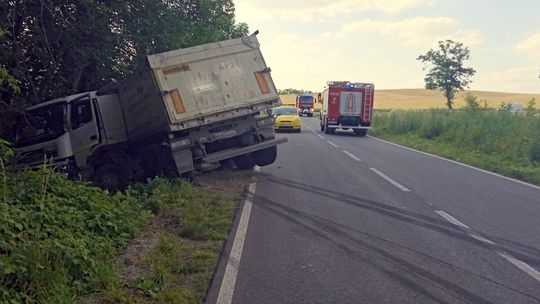 Ciężarówka wpadła do rowu