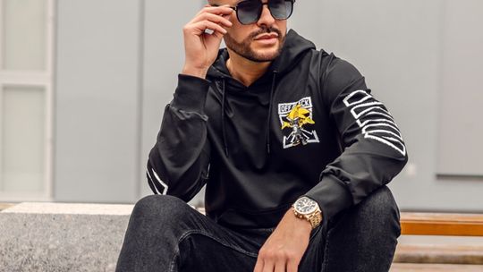 Czarna bluza męska – klasyczny basic, czy coś co wyrazi Twój styl?