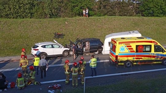 Czołówka na ósemce w okolicach Niemczy. Wezwano dwa śmigłowce LPR!