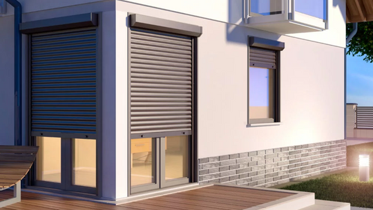 Czy warto kupować rolety zewnętrzne wraz z oknami?