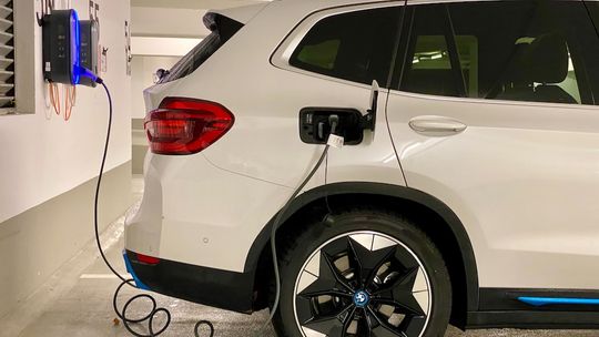 Czym ładować samochód elektryczny? Jak wybrać sprzęt?