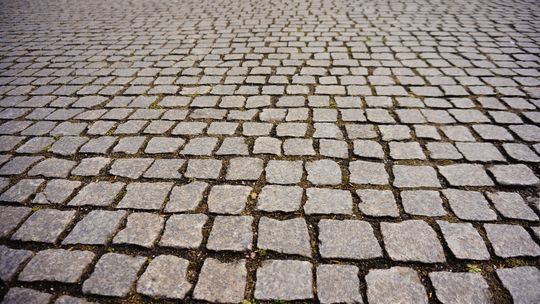 Czyszczenie kostki brukowej: dlaczego warto to robić?