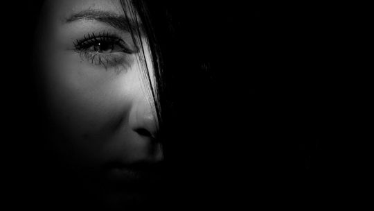 Dbaj o oczy, gdy nosisz soczewki