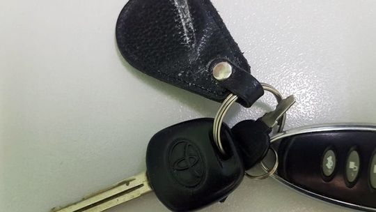 Do odbioru kluczyki do samochodu, znalezione przez policjantów