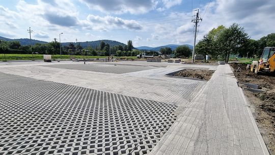 Dobiega końca budowa parkingu przy Parku Miejskim w Bielawie