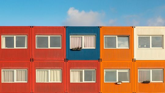 Domek letniskowy, wielorodzinny dom lub apartament – w co można przeobrazić kontener?