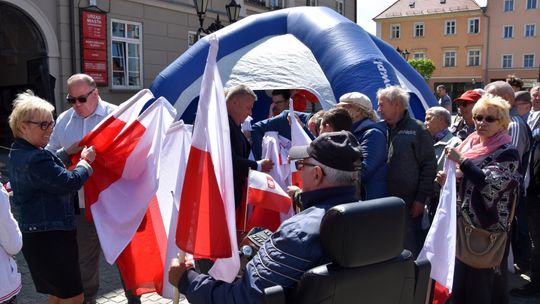 DUMNI Z BIAŁO – CZERWONYCH BARW