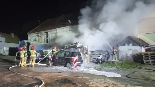 Dwa pojazdy spłonęły doszczętnie a cztery nadpalone.