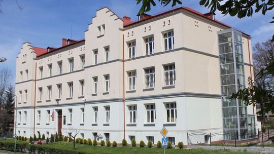 DWIE POWIATOWE SZKOŁY W CZOŁÓWCE