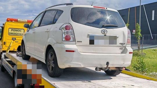 Działania dzierżoniowskiej drogówki w weekend – ponad 60 wykroczeń i fałszywe prawo jazdy