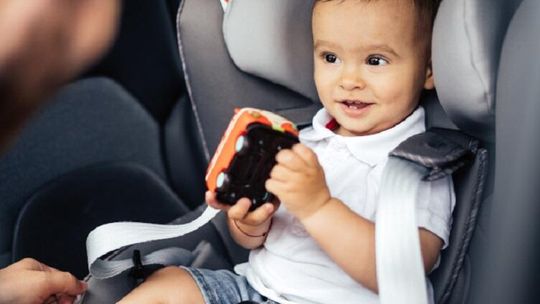 Dziecięce foteliki obrotowe - zalety i wady