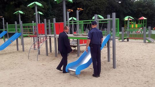 DZIELNICOWI WRAZ Z PRACOWNIKAMI URZĘDU MIASTA KONTROLUJĄ PLACE ZABAW