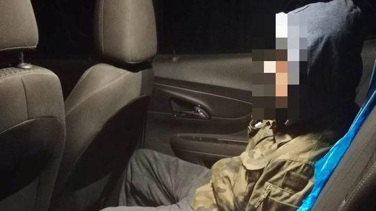 Dzielnicowi zatrzymali mężczyznę, który usiłował włamać się do sklepu i dokonał zniszczeń