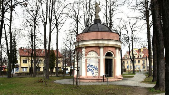 Dzierżoniów: Akt wandalizmu na zabytku i kradzież nasadzeń