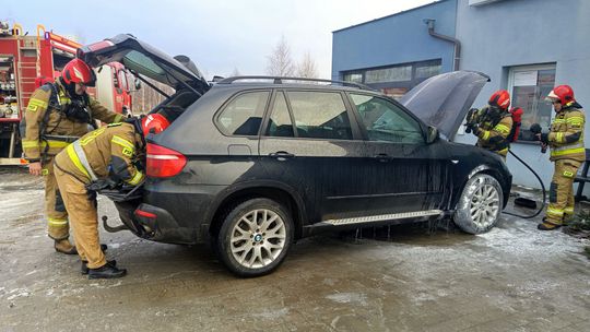 Dzierżoniów. Błyskawiczna akcja strażaków  zapobiegła spłonięciu BMW